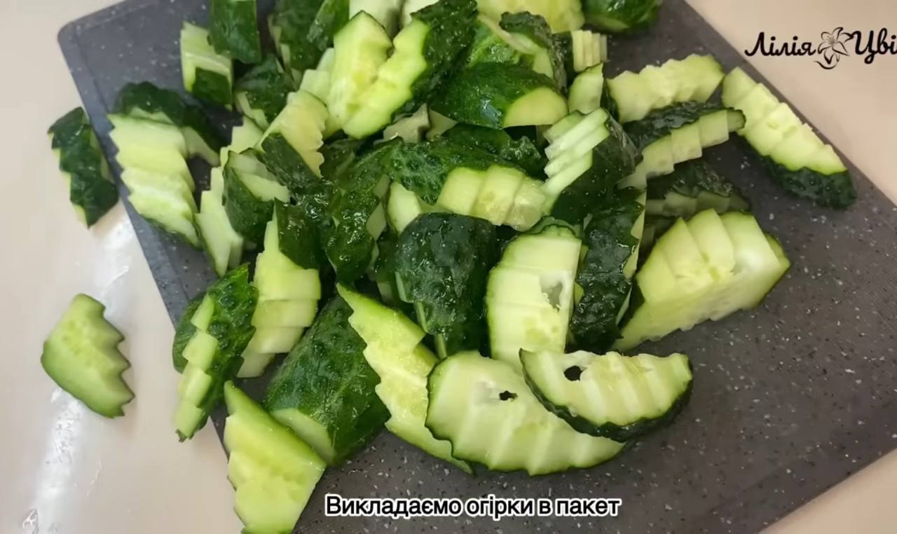 Набридли банальні салати? Приготуйте огірки по-корейські, які здивують своїм смаком